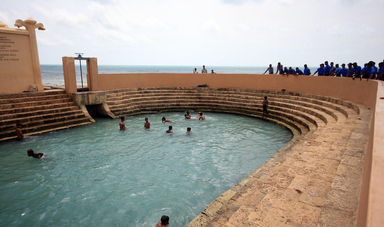 جافنا Sai Holiday Inn المظهر الخارجي الصورة